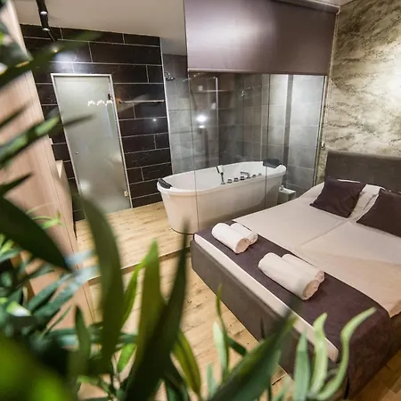 Empire Luxury Πανσιόν